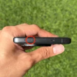 Cận cảnh vị trí cảm biến hồng ngoại (IR Blaster) trên cạnh trên của điện thoại OnePlus 13, một tính năng tiện ích giúp điều khiển các thiết bị điện tử.