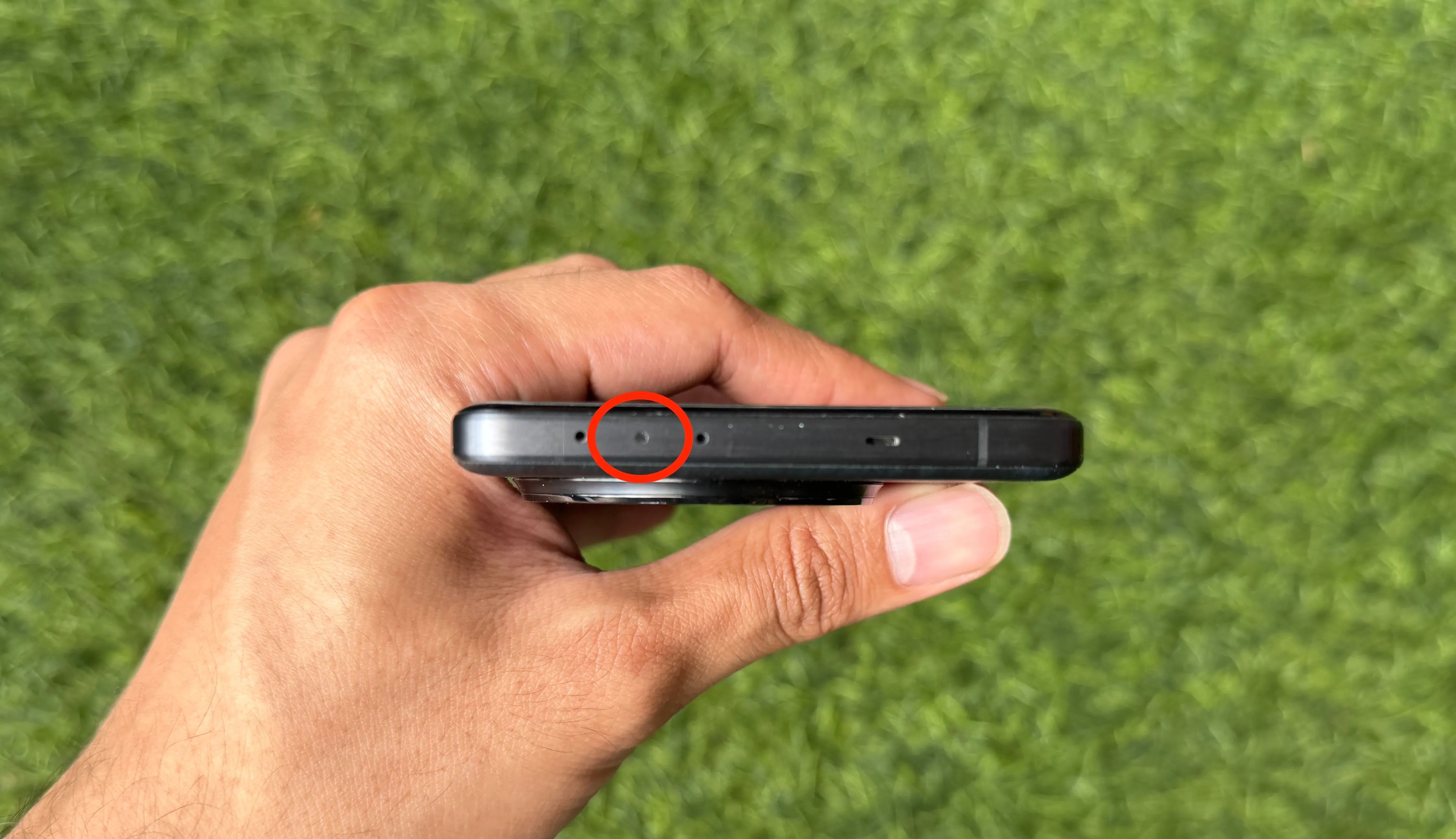 Cận cảnh vị trí cảm biến hồng ngoại (IR Blaster) trên cạnh trên của điện thoại OnePlus 13, một tính năng tiện ích giúp điều khiển các thiết bị điện tử.