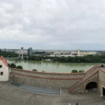 Cảnh quan thành phố và dòng sông được chụp bằng chế độ panorama ngang truyền thống trên điện thoại, nhìn từ lâu đài.