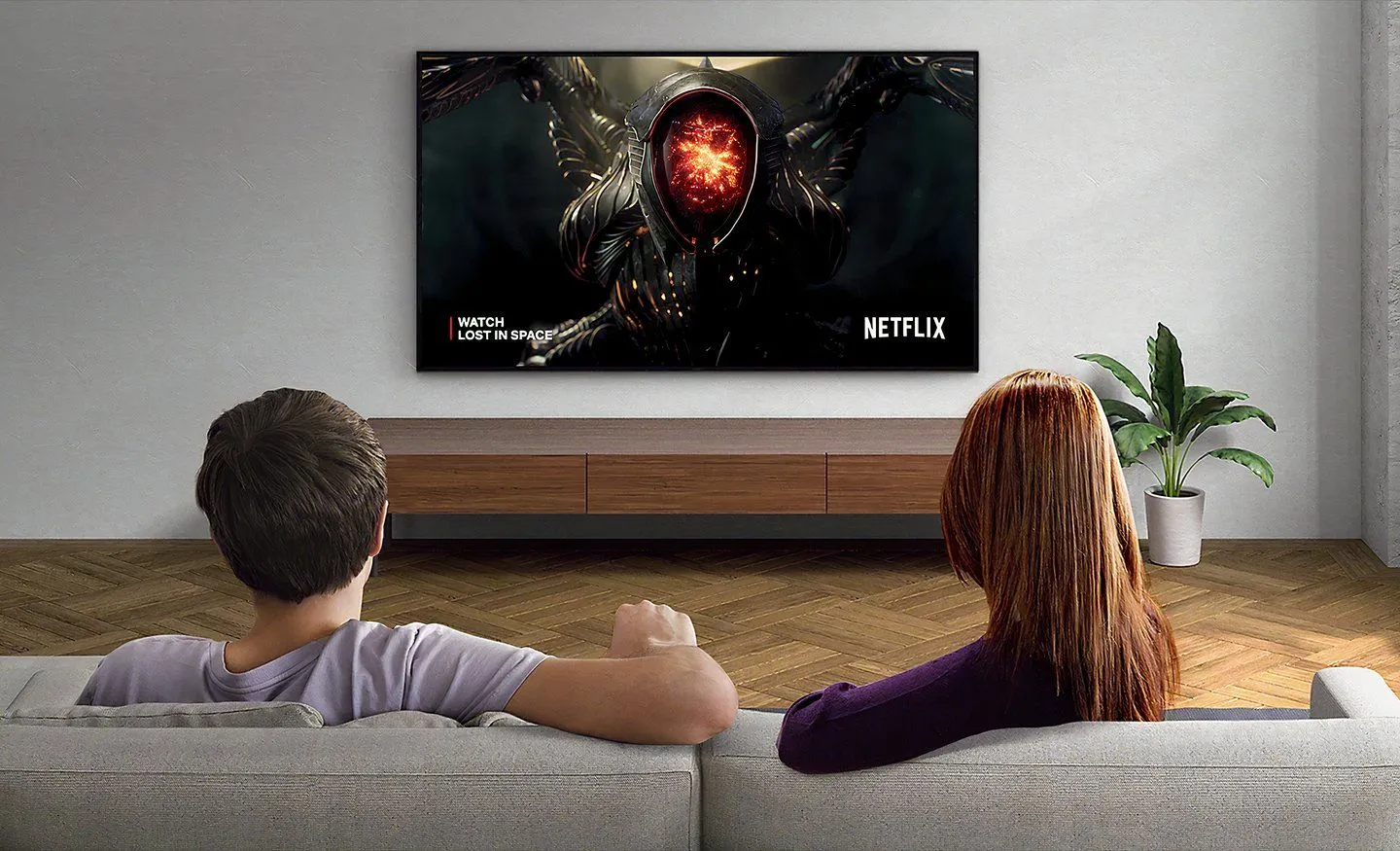 Cặp đôi đang xem Netflix trên TV Sony Bravia Mini-LED trong phòng khách sáng