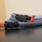 Cáp Ethernet Cat 8 cuộn tròn trên mặt bàn, biểu tượng cho kết nối mạng ổn định.