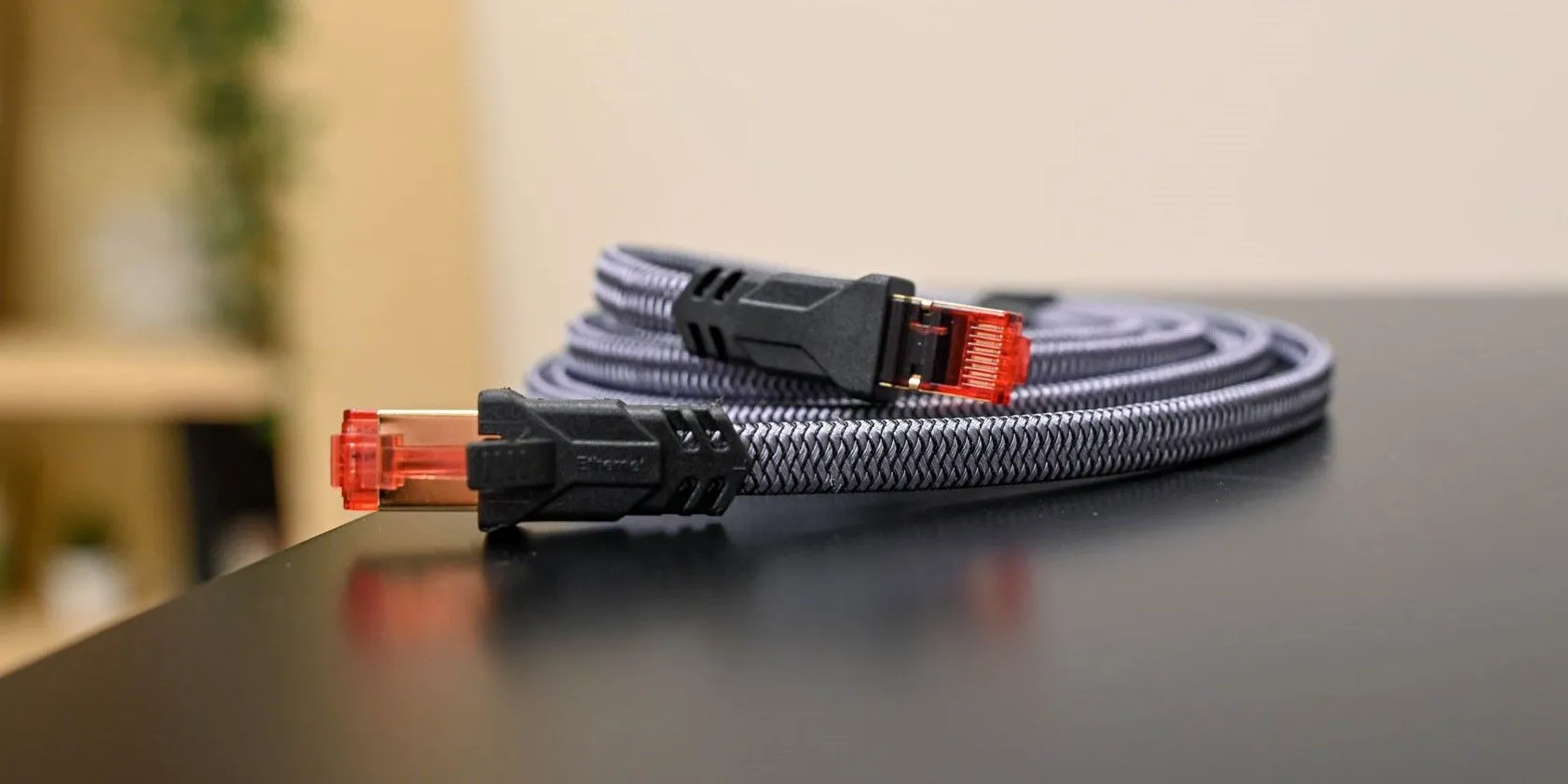 Cáp Ethernet Cat 8 cuộn tròn trên mặt bàn, biểu tượng cho kết nối mạng ổn định.