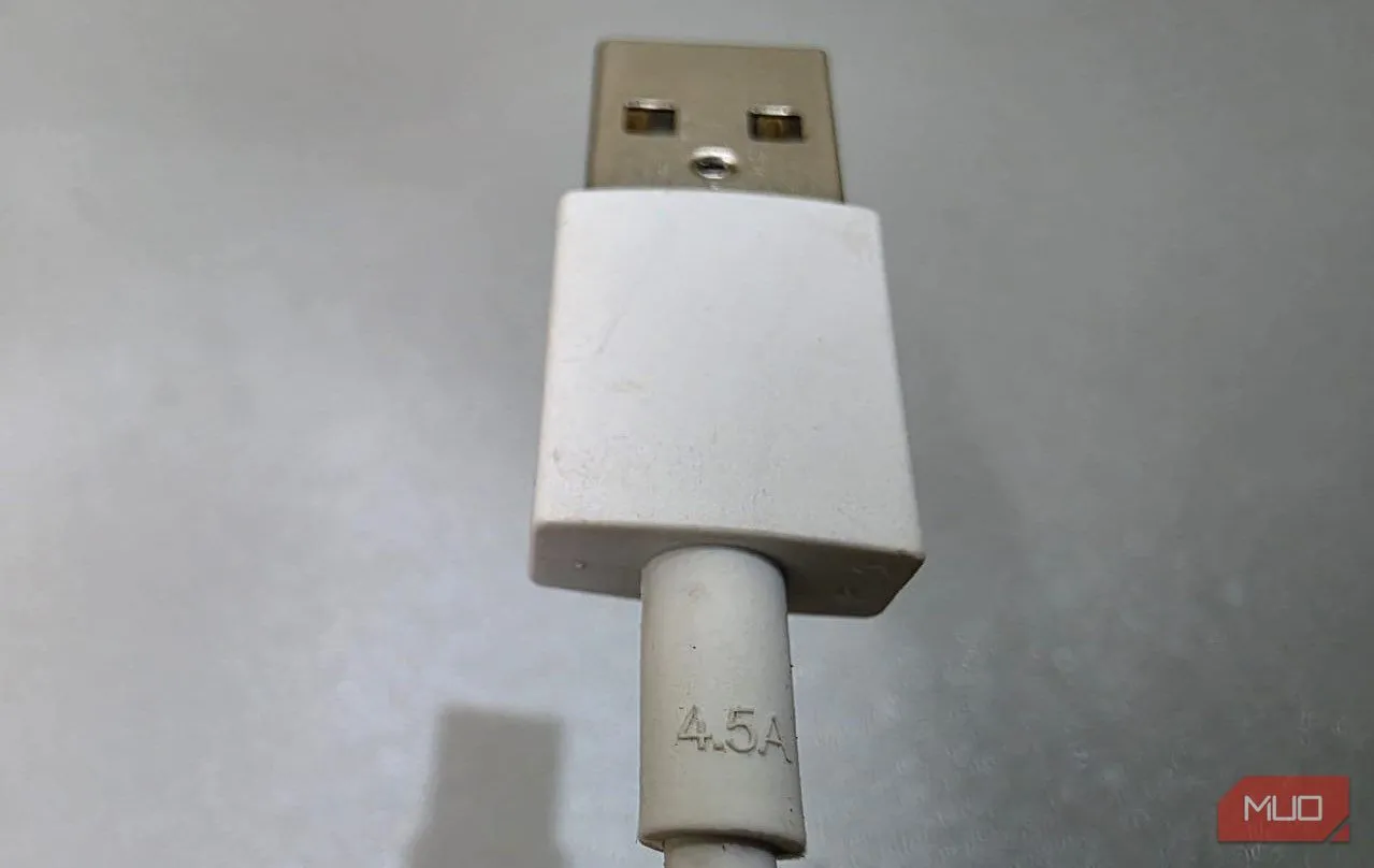 Cáp sạc 4.5 ampe màu đen đặt trên bàn, minh họa cho tầm quan trọng của cáp có khả năng truyền tải dòng điện cao