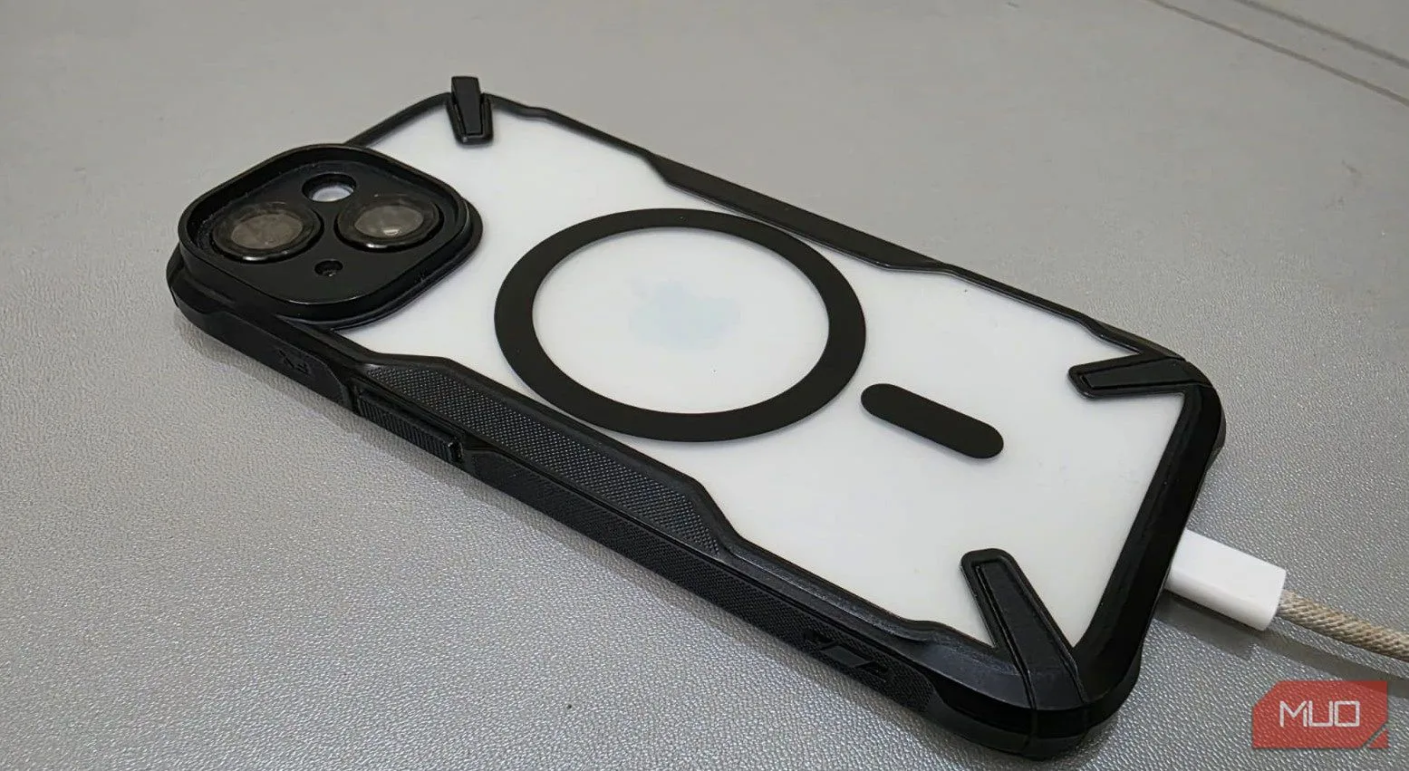 Cáp sạc được gắn vào cổng sạc của iPhone 15