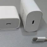 Cáp sạc và hai củ sạc với cổng USB-A và USB-C đặt cạnh nhau