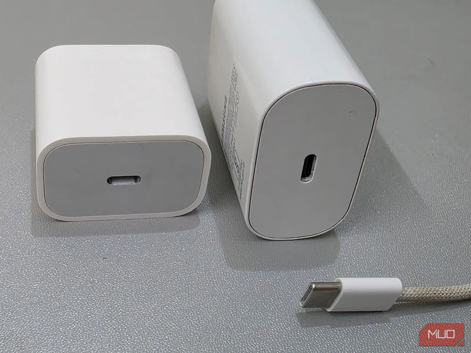 Cáp sạc và hai củ sạc với cổng USB-A và USB-C đặt cạnh nhau