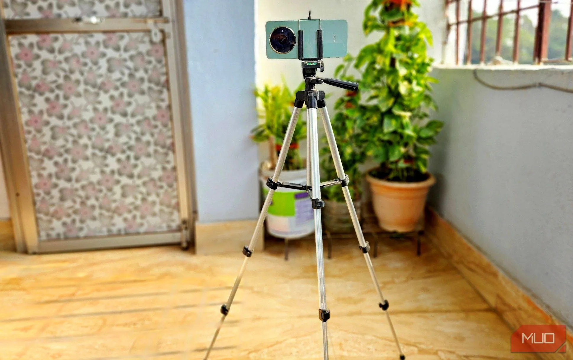Chân máy ảnh (tripod) được sử dụng để chụp ảnh đêm đẹp, tăng độ ổn định