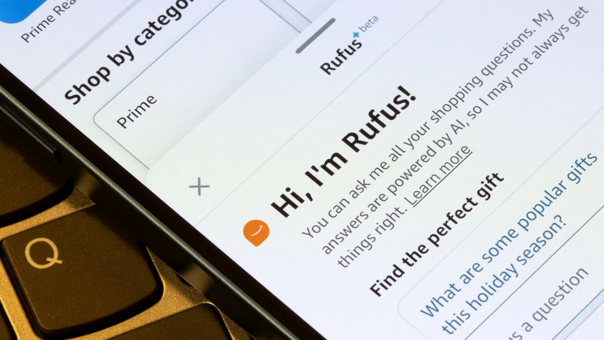 chatbot AI Rufus của Amazon trên màn hình điện thoại thông minh, minh họa tính năng mua sắm thông minh