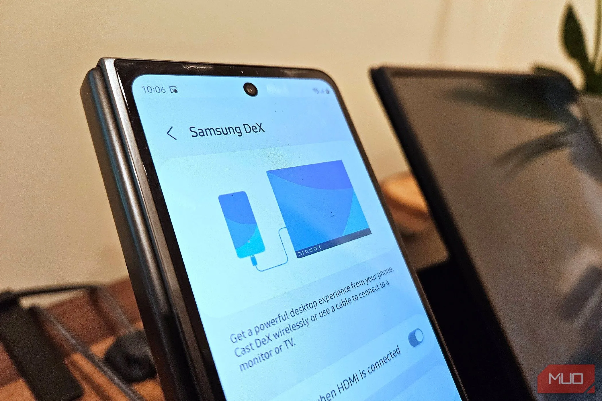 Chế độ Samsung DeX của Galaxy Z Fold 5 hiển thị trên màn hình di động, minh họa tính năng kết nối liền mạch giữa điện thoại và màn hình lớn.