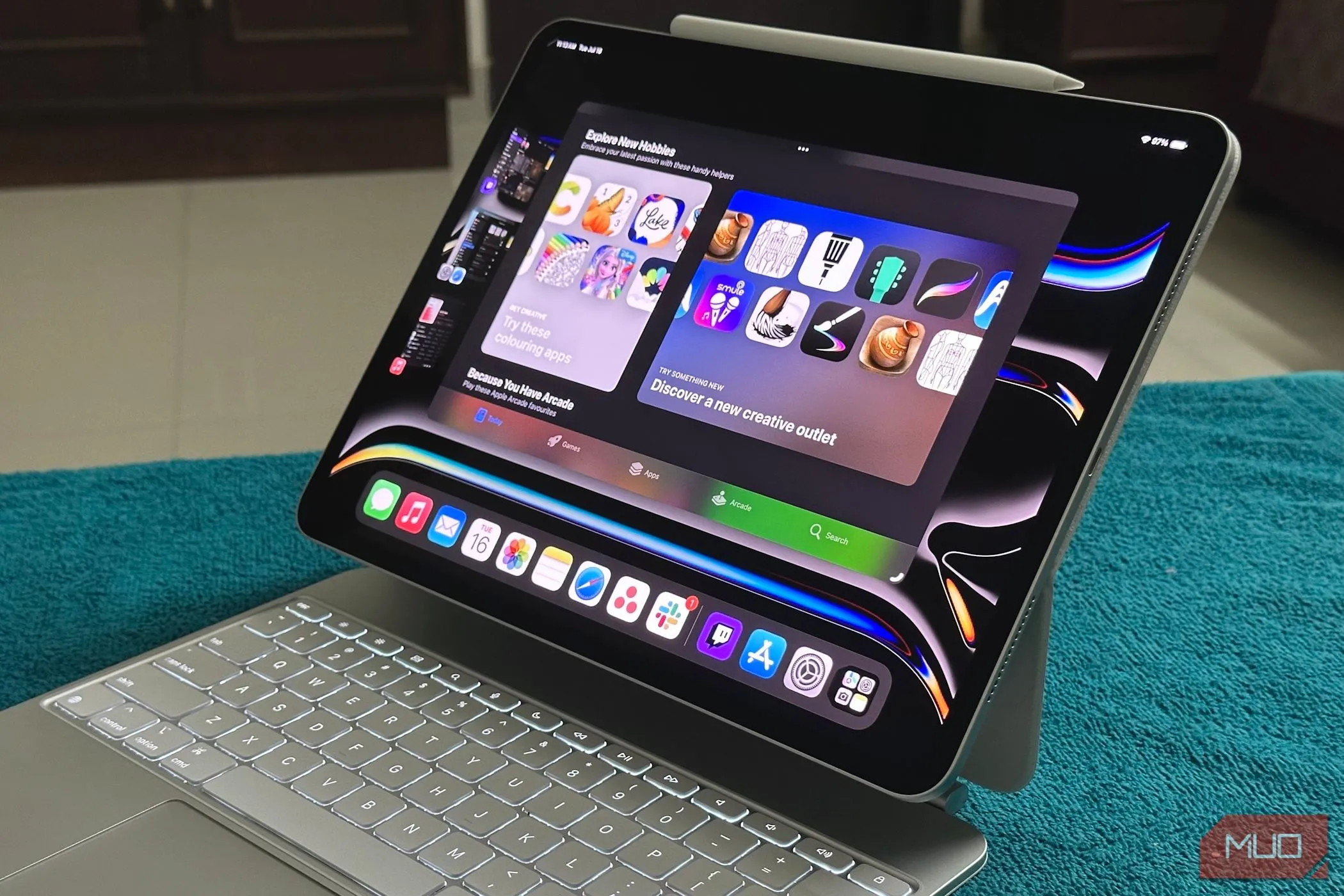 Chế độ Stage Manager trên iPad Pro được gắn với Magic Keyboard, minh họa sự tương thích phụ kiện mới.