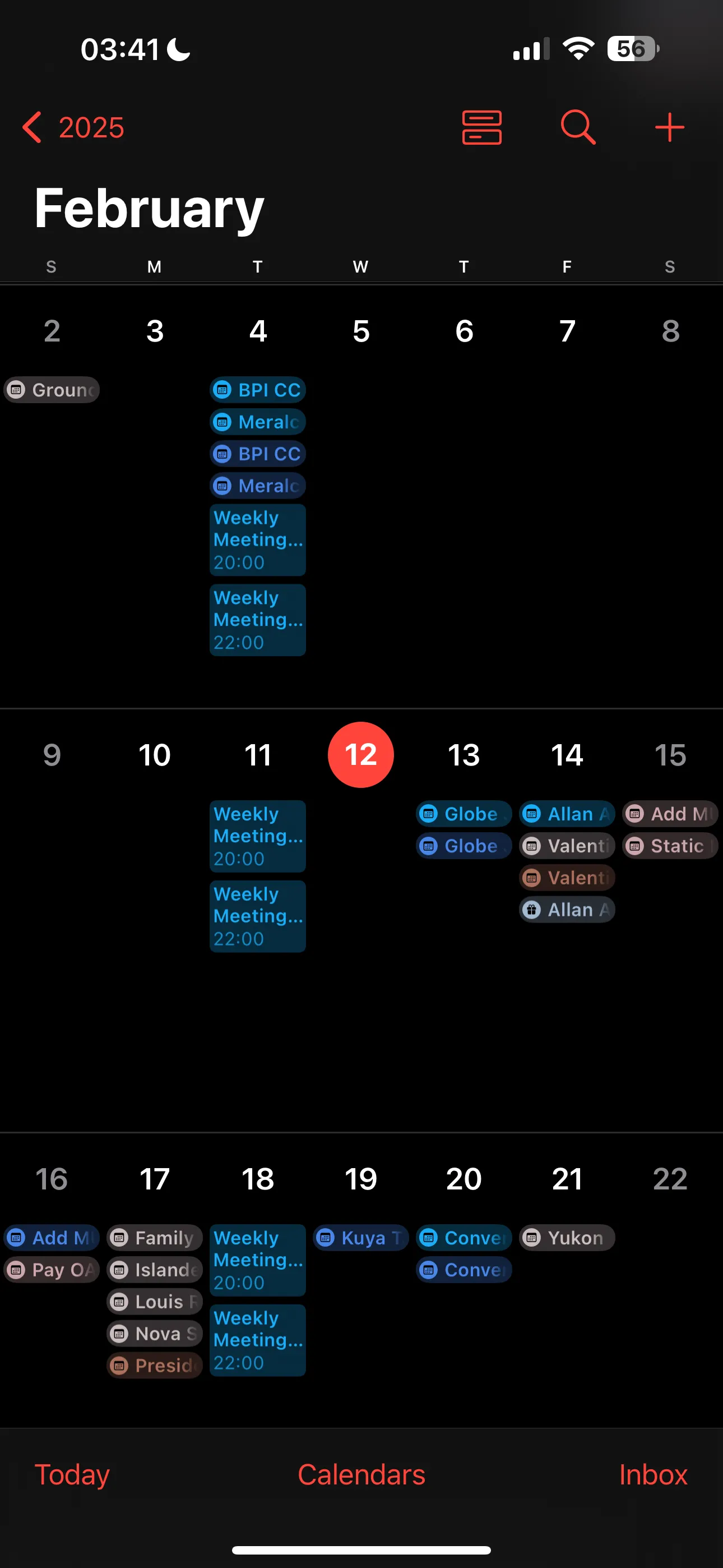Chế độ xem tháng của Lịch Apple (Apple Calendar) hiển thị ba tuần liên tiếp với các sự kiện được sắp xếp gọn gàng, thể hiện giao diện trực quan và dễ đọc.
