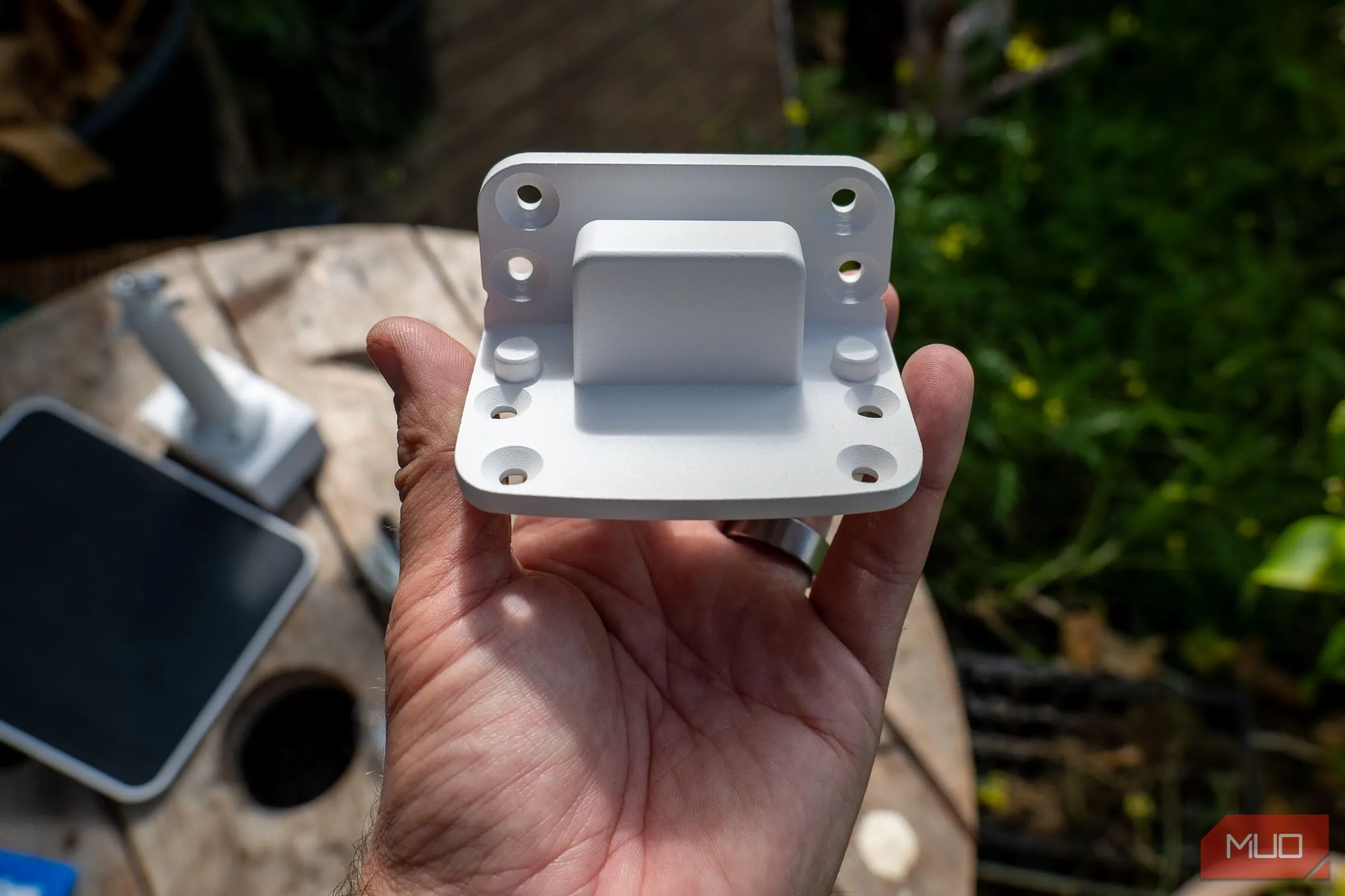 Chi tiết lỗ vít trên giá đỡ camera Reolink Altas PT Ultra cho phép lắp đặt linh hoạt theo nhiều hướng