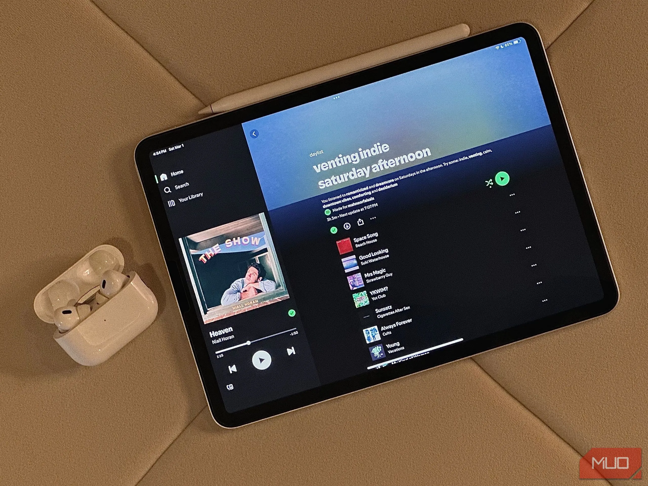 Chiếc iPad hiển thị ứng dụng Daylist cùng hộp đựng AirPods trước khi chỉnh sửa