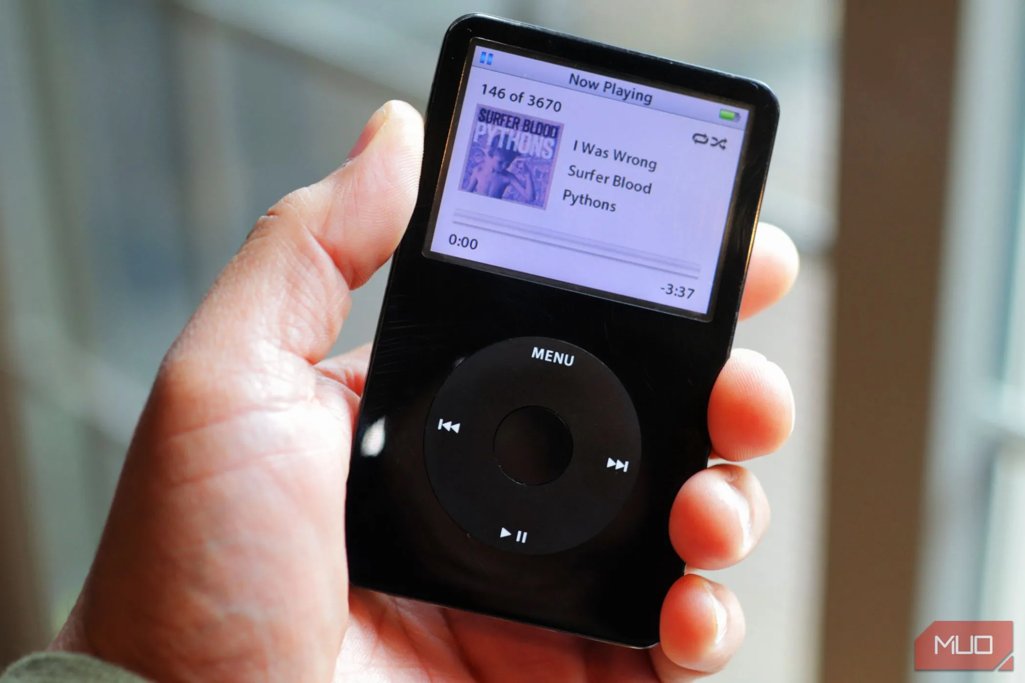Chiếc iPod Classic màu đen đang được cầm trên tay, biểu tượng của kỷ nguyên máy nghe nhạc MP3 trước khi smartphone thống trị.