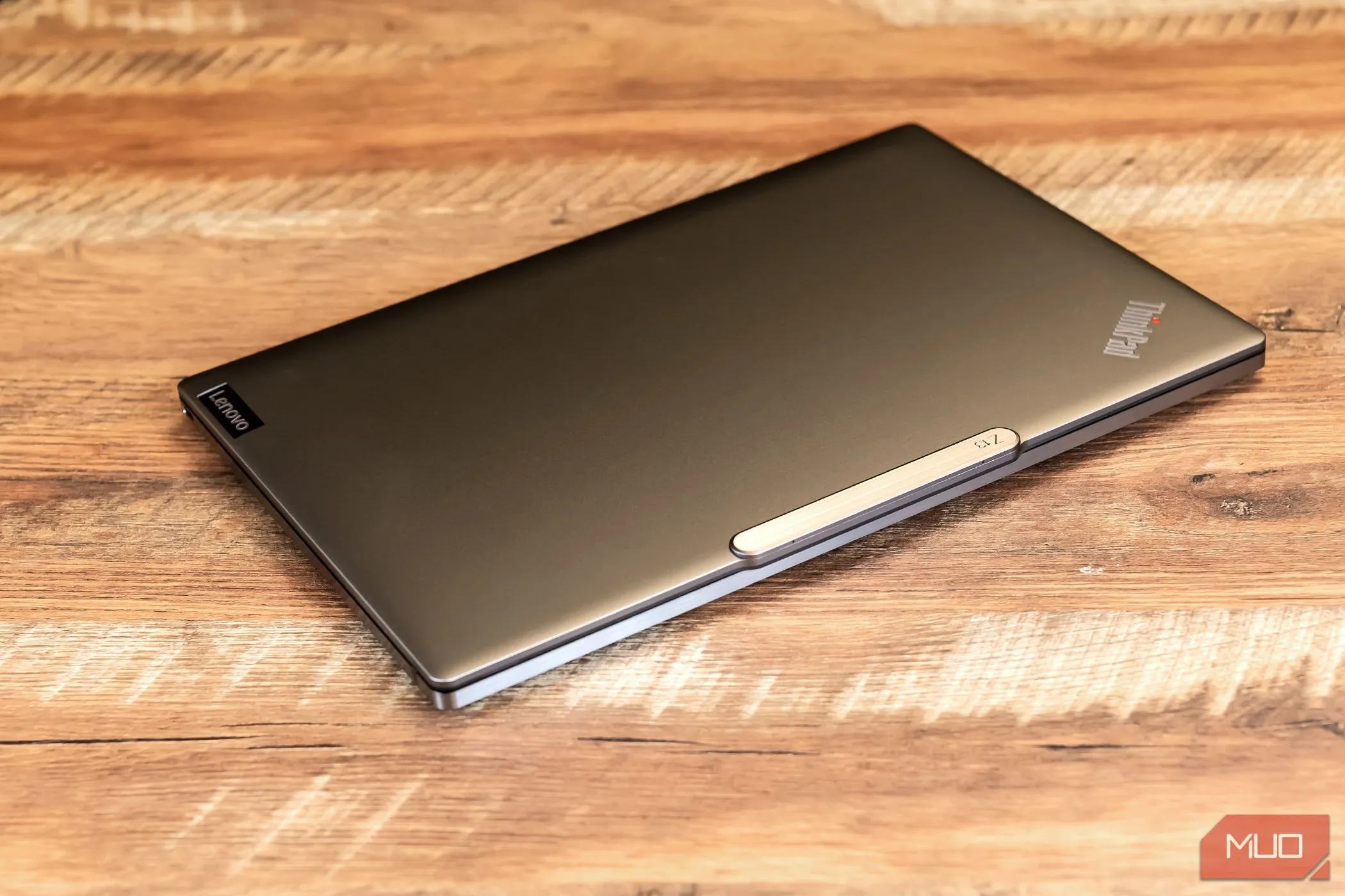 Chiếc laptop Lenovo Z13 Gen 2 đang gập lại, thể hiện sự chắc chắn và chất lượng hoàn thiện của vỏ máy