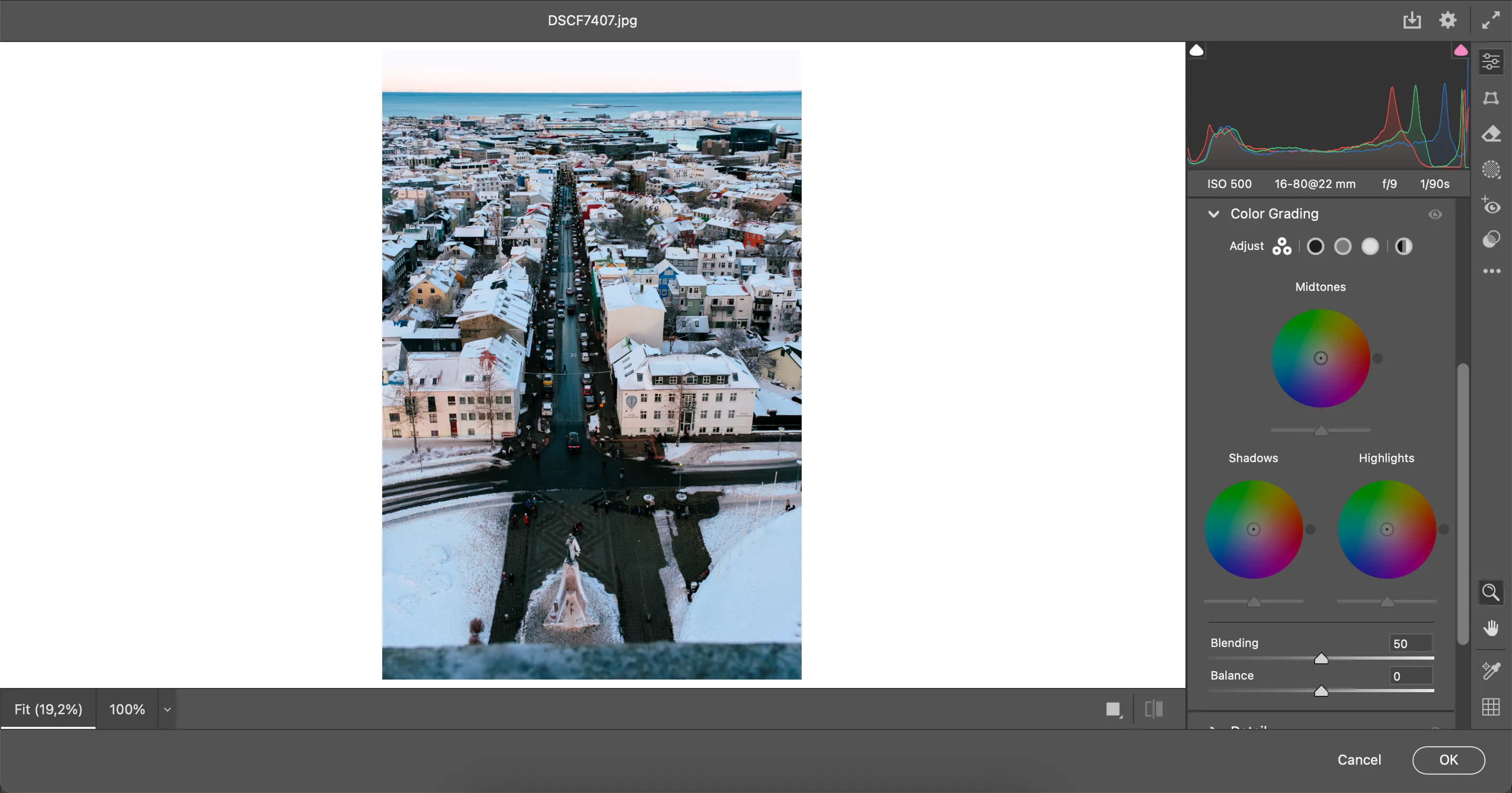 Chỉnh sửa ảnh bằng ứng dụng Camera Raw trong Photoshop với biểu đồ Histogram
