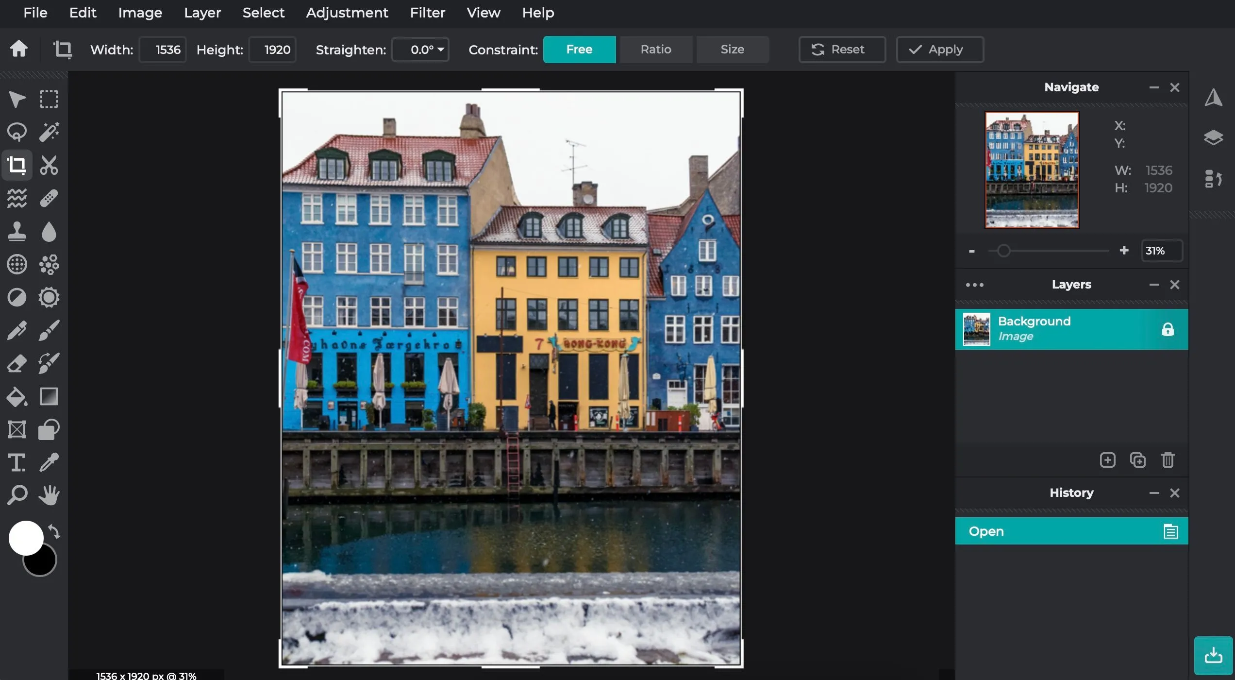 Chỉnh sửa ảnh trên giao diện trực quan của Pixlr E, gợi nhớ Photoshop.