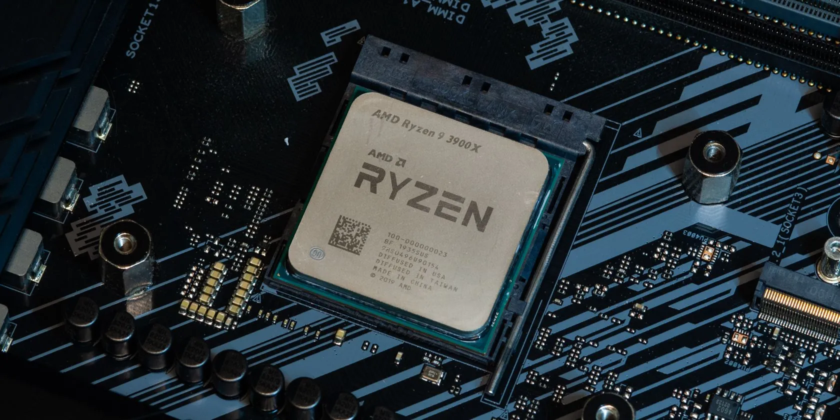 Chip CPU AMD Ryzen được lắp trên bo mạch chủ đã được vệ sinh sạch sẽ, minh họa tầm quan trọng của việc bảo trì