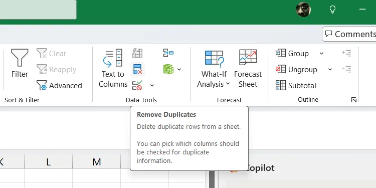 Chọn công cụ Remove Duplicates trong tab Data để loại bỏ dòng trùng.