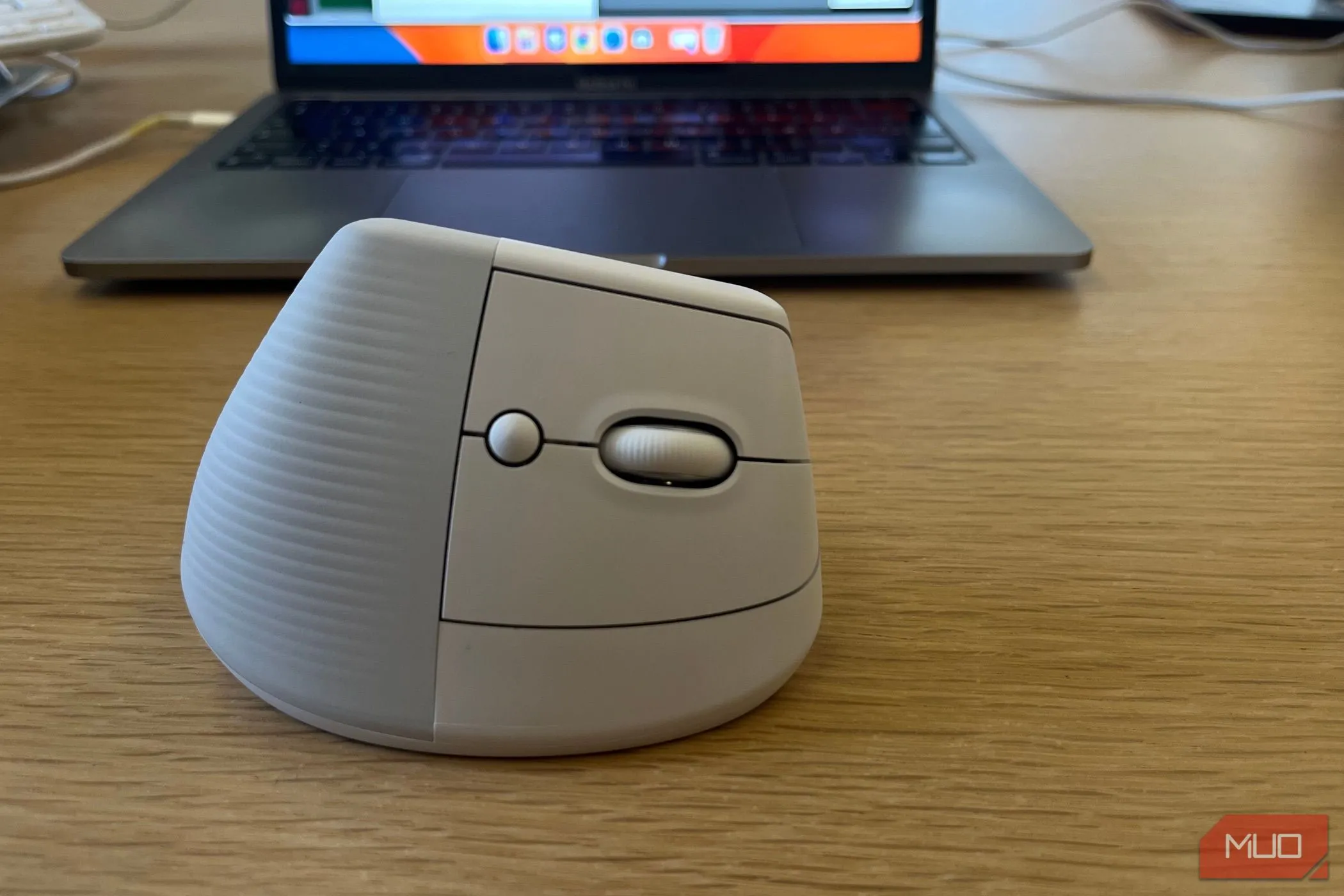 Chuột không dây Logitech Lift đặt cạnh laptop, hỗ trợ tối ưu công việc từ xa