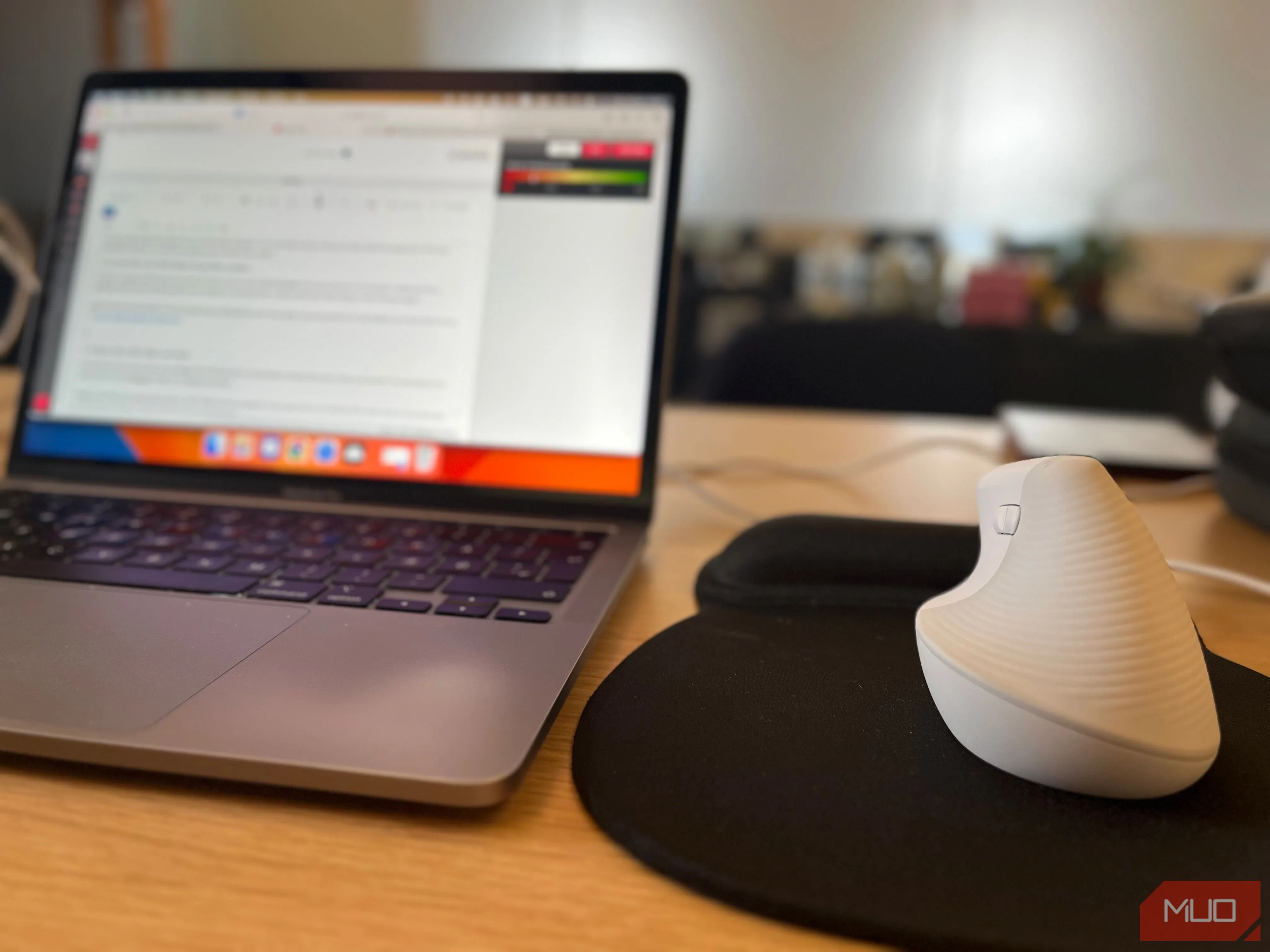 Chuột không dây trên bàn làm việc tại không gian coworking hiện đại