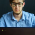 Chuyên gia IT làm việc trên laptop chuẩn bị các kế hoạch chuyển đổi nhà cung cấp internet