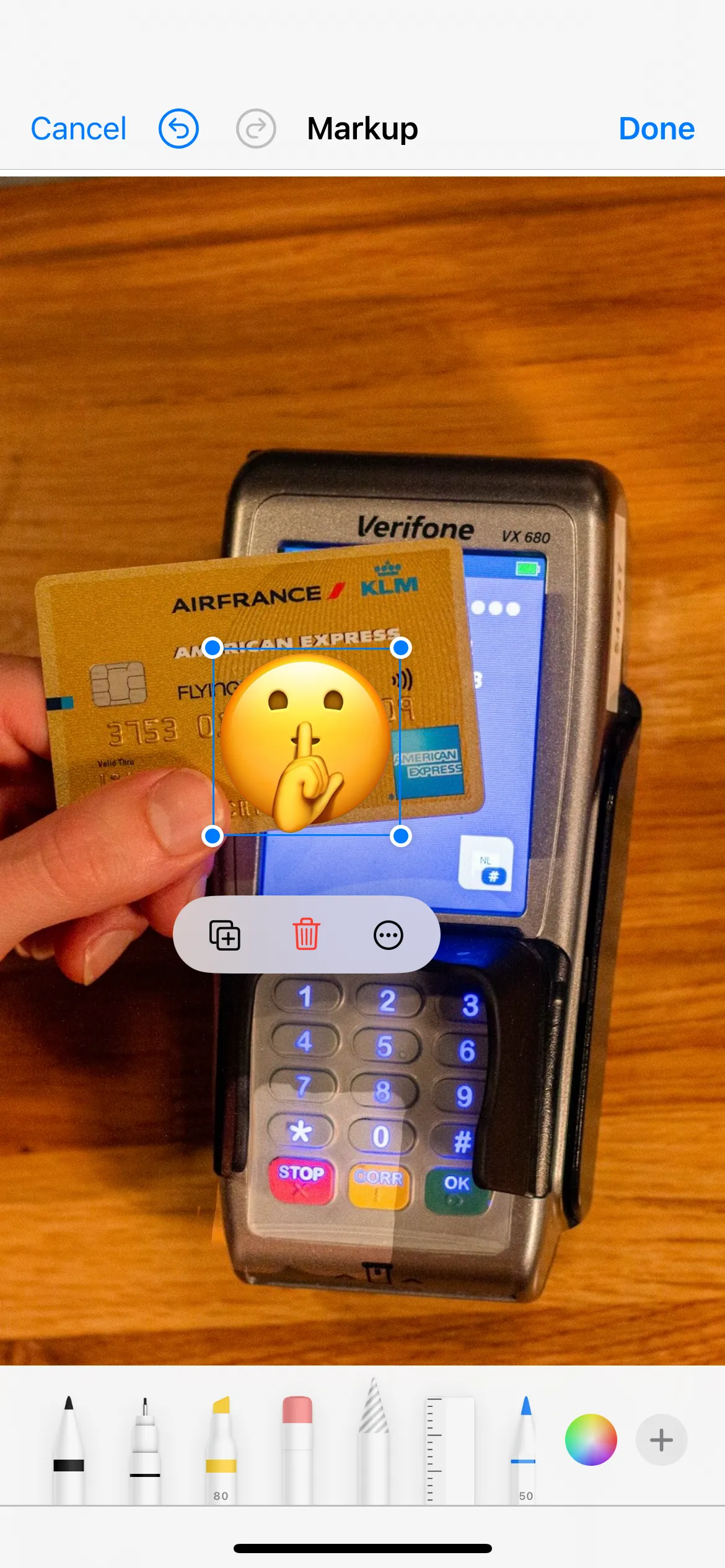 Công cụ Đánh dấu (Markup) trong ứng dụng Ảnh iPhone cho phép che số thẻ tín dụng bằng biểu tượng emoji