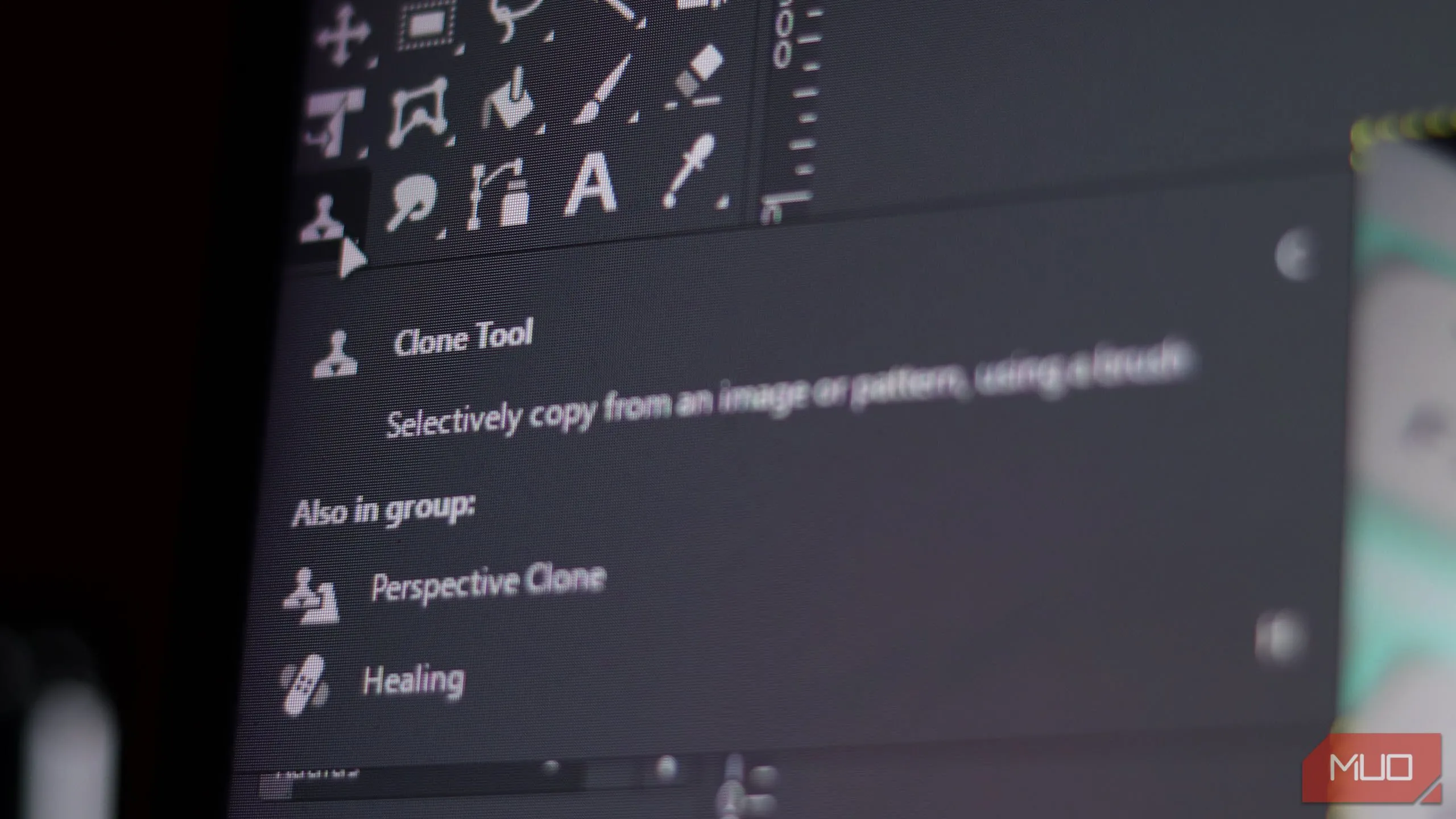 Công cụ sao chép (Cloning tool) trong GIMP đang hoạt động, với lưới phối cảnh giúp điều chỉnh theo góc nhìn của ảnh.