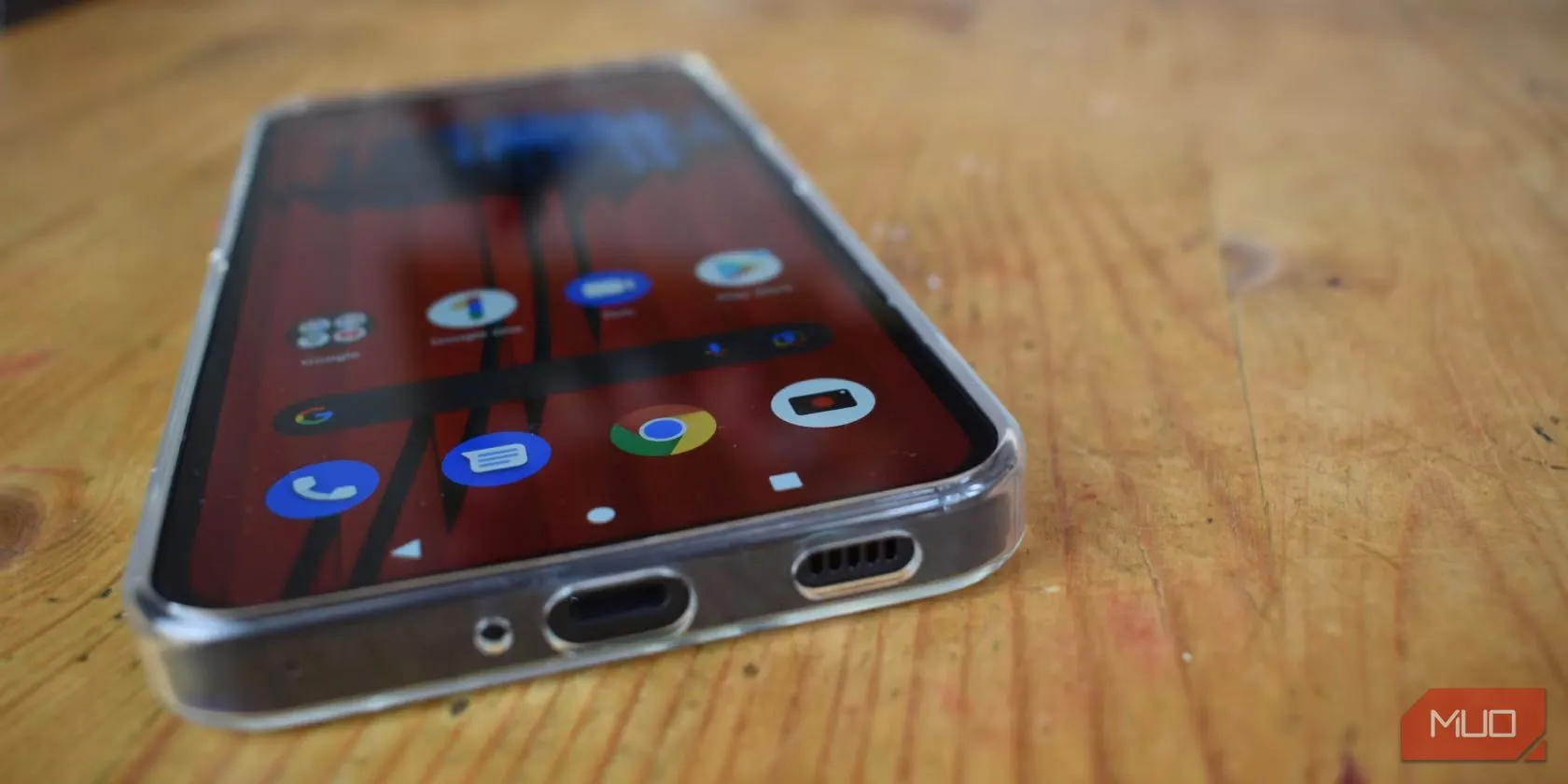 Cổng sạc của Nothing Phone 1 trong ốp lưng