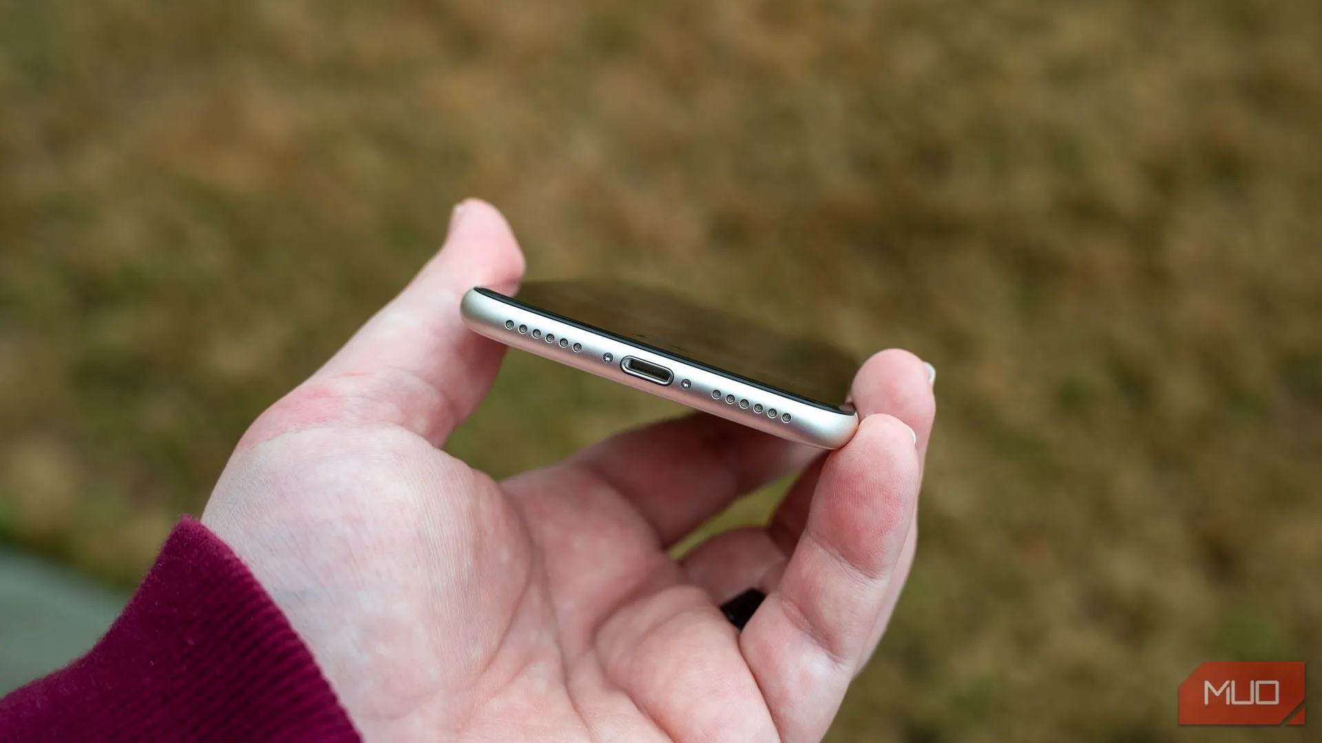 Cổng sạc Lightning truyền thống trên iPhone SE 2022, thể hiện sự cần thiết chuyển đổi sang USB-C