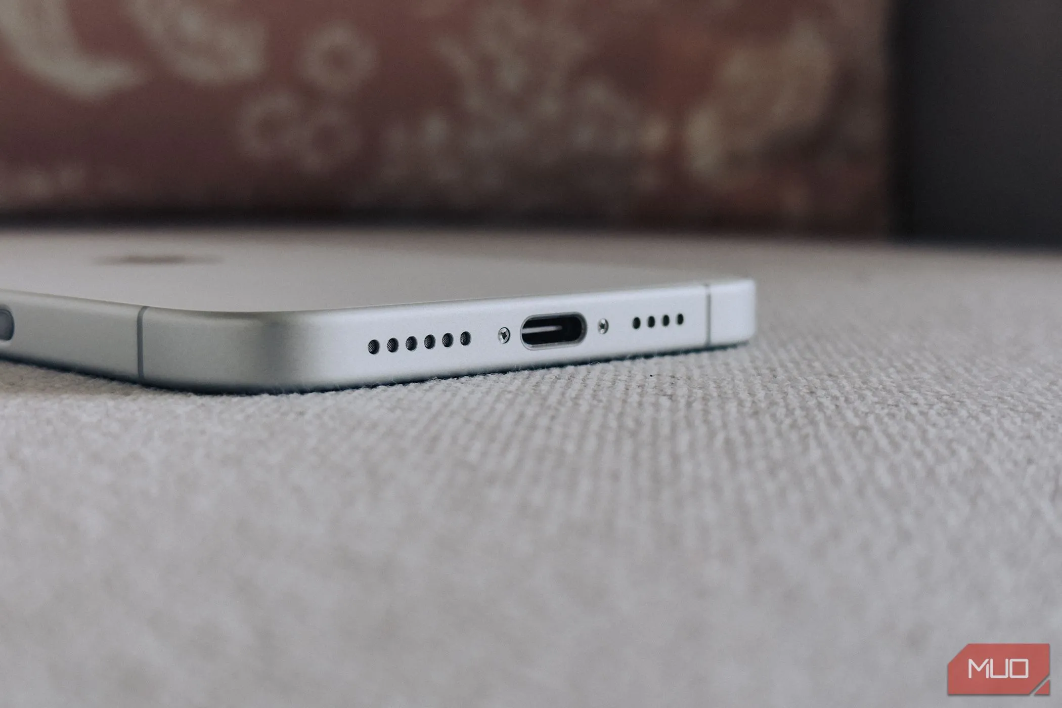 Cổng sạc USB-C và loa ngoài trên iPhone