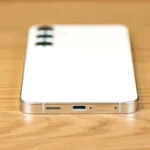 Cổng sạc và vị trí micrô dưới đáy điện thoại Samsung Galaxy S24 Plus