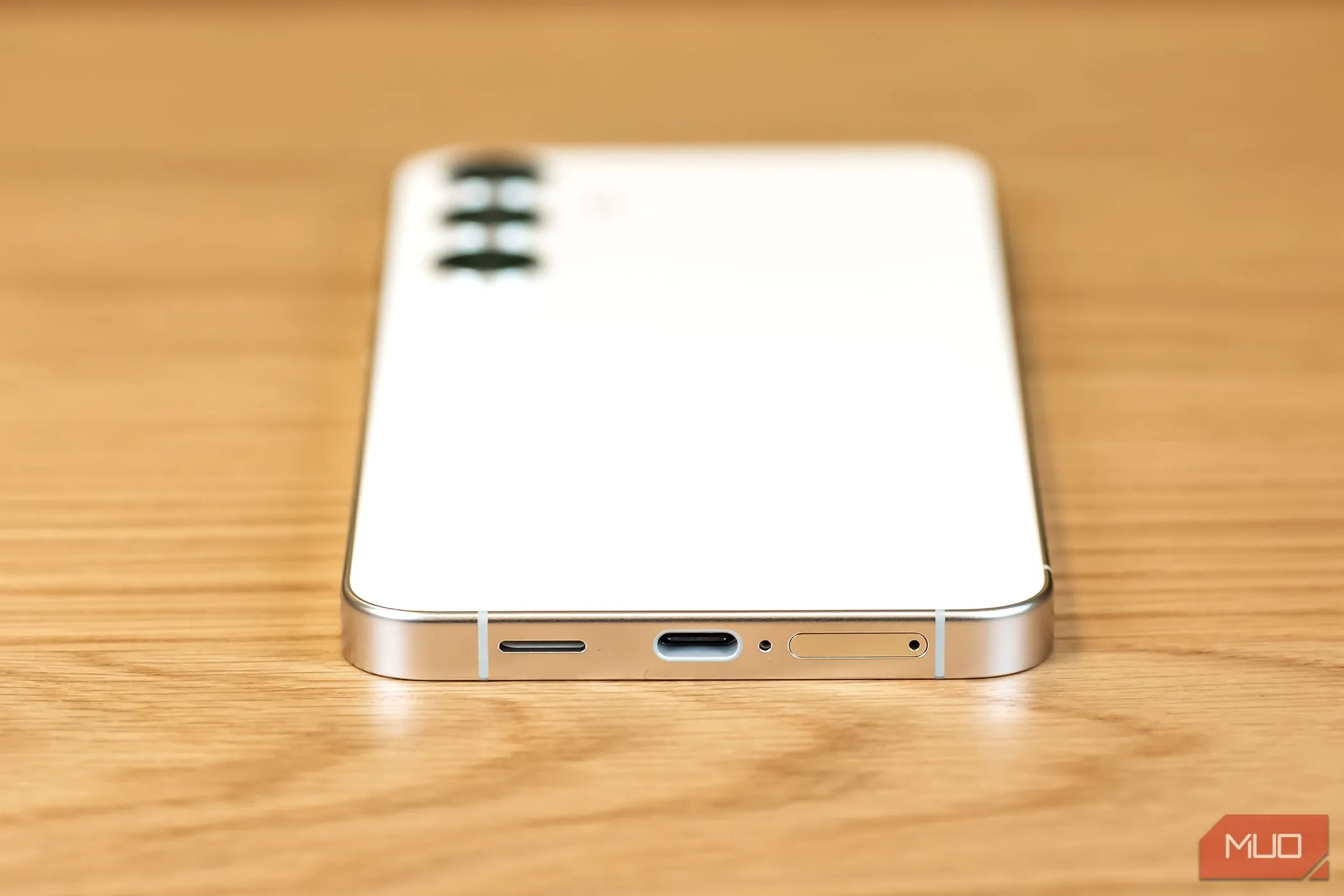 Cổng sạc và vị trí micrô dưới đáy điện thoại Samsung Galaxy S24 Plus