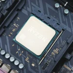 CPU AMD Ryzen 8 nhân được gắn vào socket trên bo mạch chủ