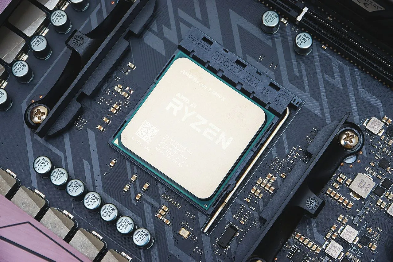 CPU AMD Ryzen 8 nhân được gắn vào socket trên bo mạch chủ