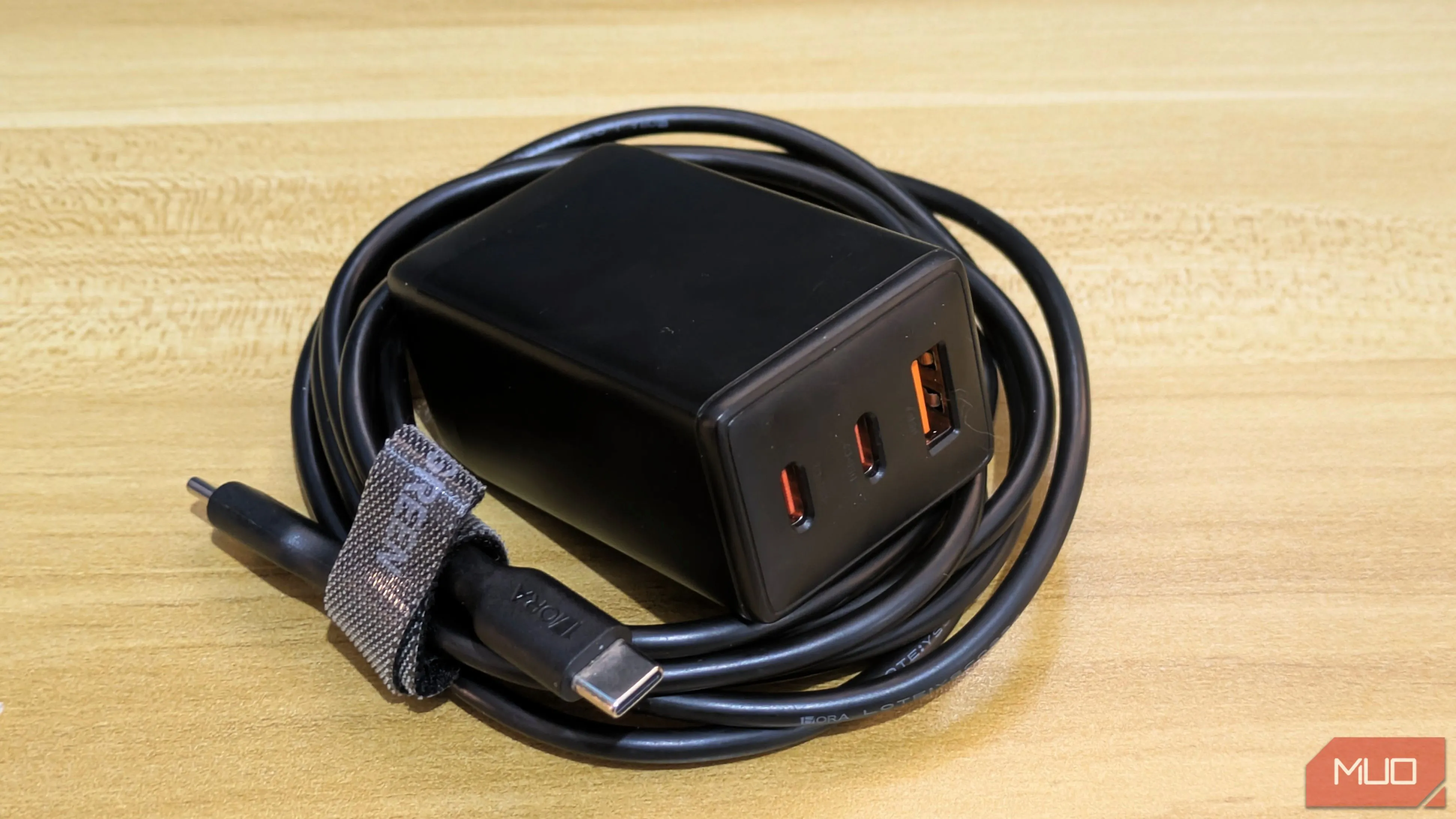 Củ sạc GaN nhỏ gọn đi kèm cáp USB dài, thể hiện sự tiện lợi và đa năng cho người dùng công nghệ