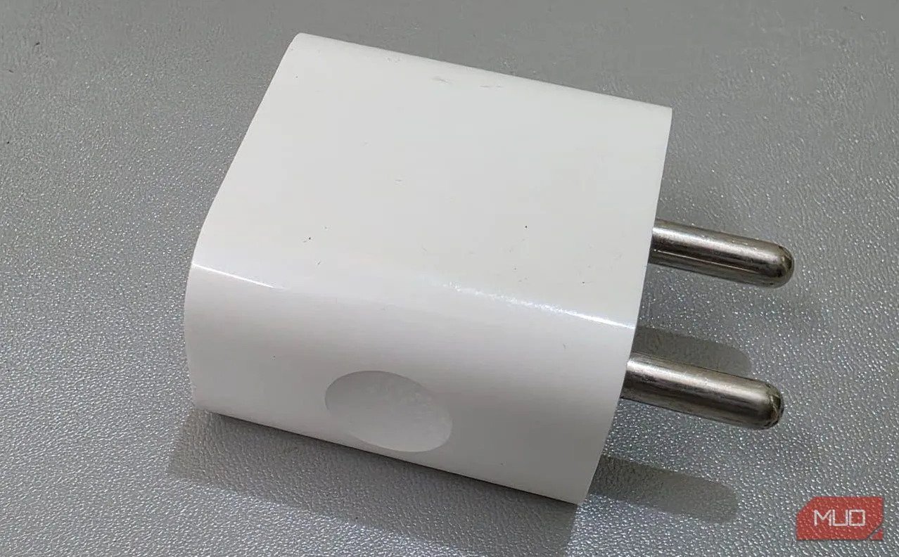 Củ sạc iPhone 20W màu trắng đặt trên bàn làm việc, biểu tượng của chuẩn sạc USB-PD phổ biến