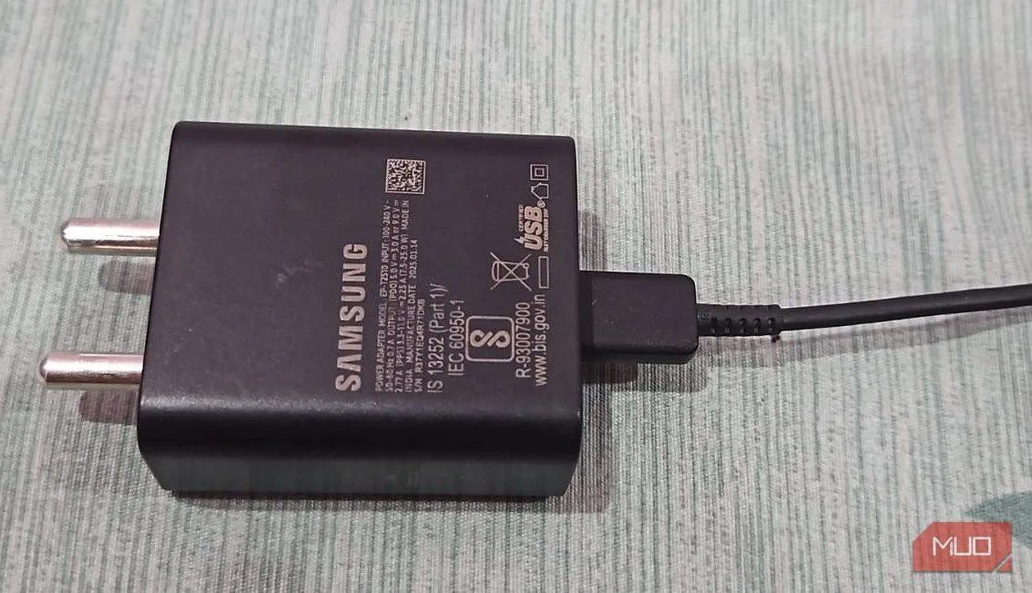 Củ sạc Samsung 25W GaN màu đen đặt trên bàn, minh họa cho công nghệ Gallium Nitride nhỏ gọn và hiệu quả
