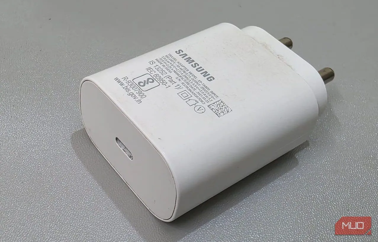 Củ sạc Samsung 25W màu đen đặt trên bàn, minh họa cho công nghệ sạc nhanh độc quyền của hãng