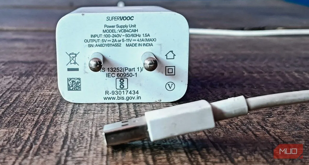 Củ sạc SuperVOOC của OPPO đặt cùng cáp USB-A
