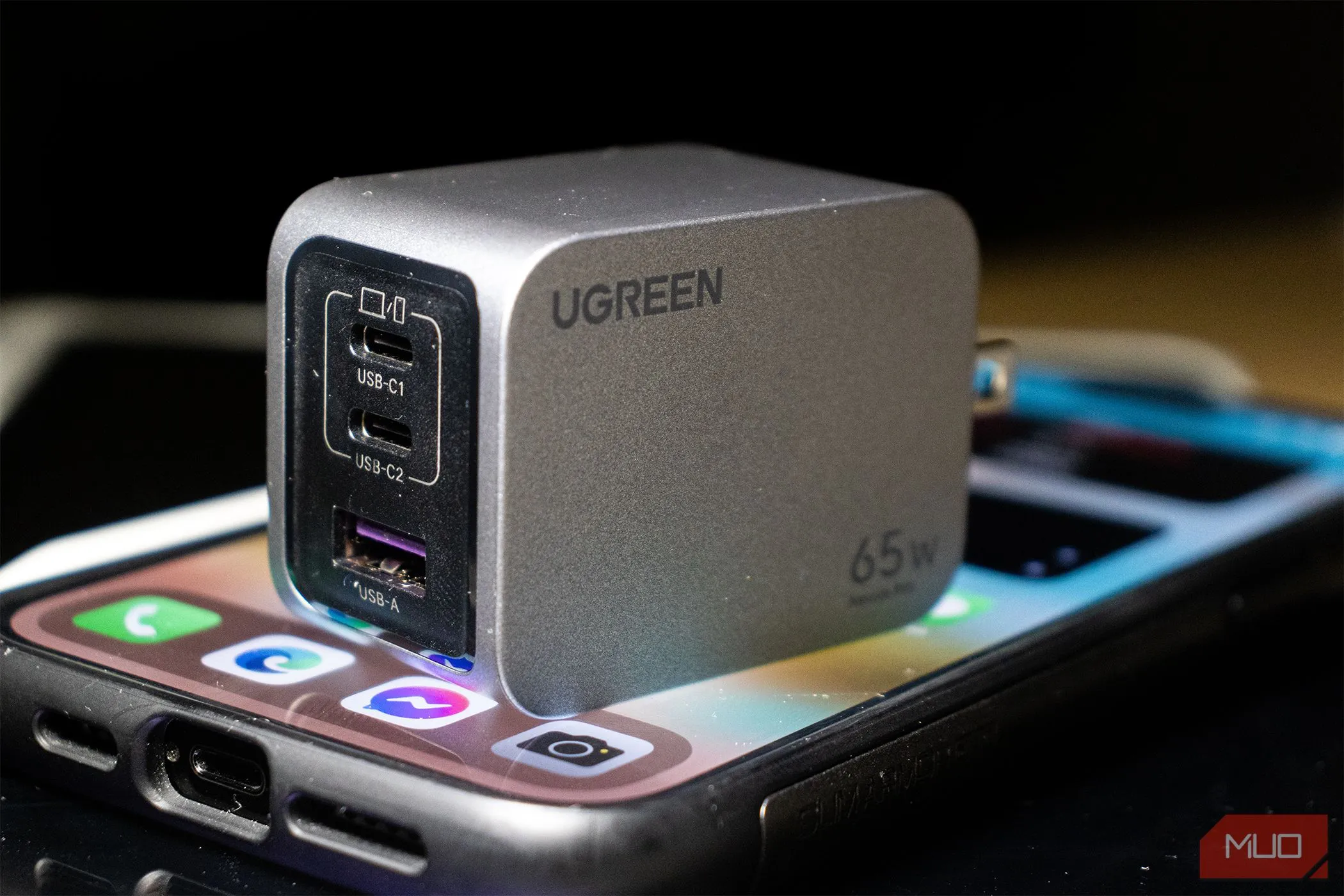 Củ sạc Ugreen Nexode Pro 65W kết nối với iPhone 14 Pro Max, nhấn mạnh tầm quan trọng của việc giữ bộ sạc gốc