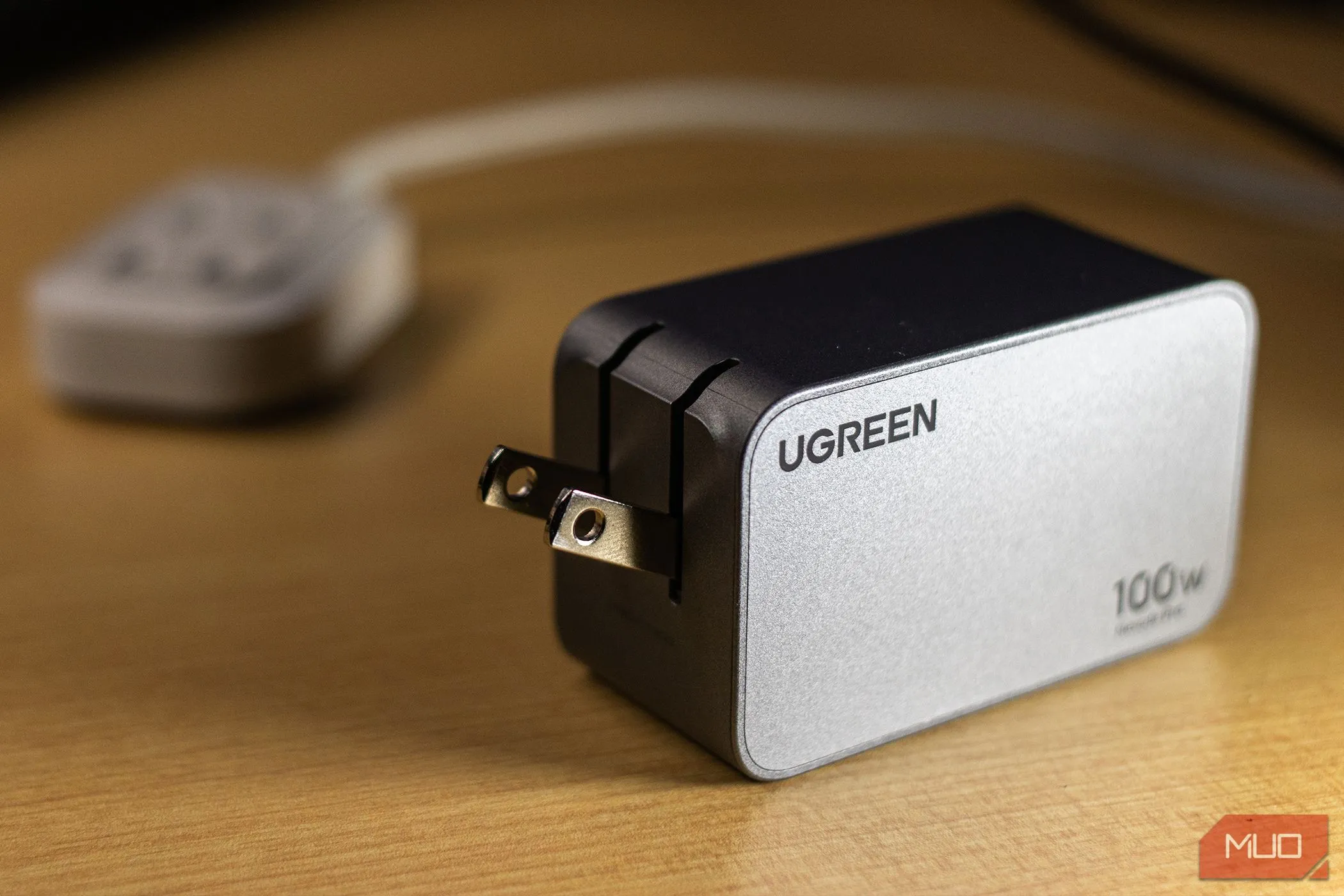 Củ sạc USB-C UGREEN Nexode Pro 100W chất lượng cao, tượng trưng cho phụ kiện sạc được chứng nhận và an toàn.