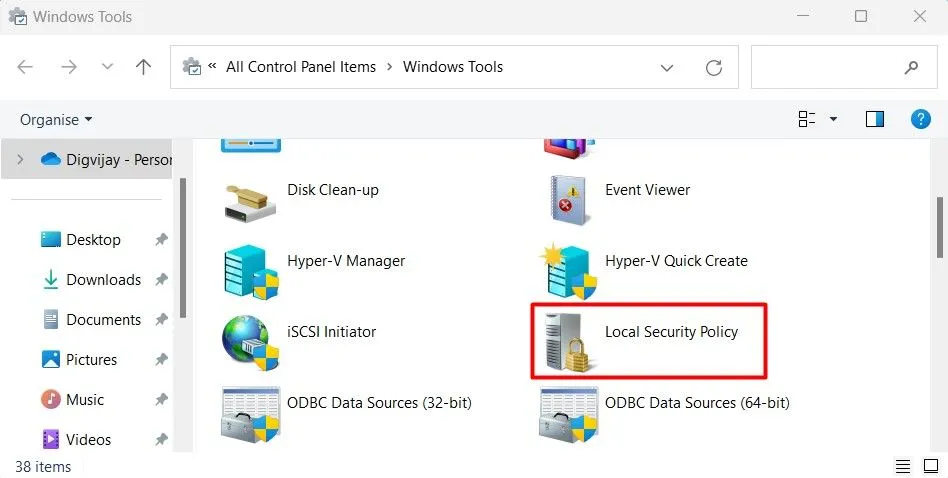 Cửa sổ Control Panel với chế độ xem biểu tượng lớn, đánh dấu thư mục Windows Tools chứa Local Security Policy.