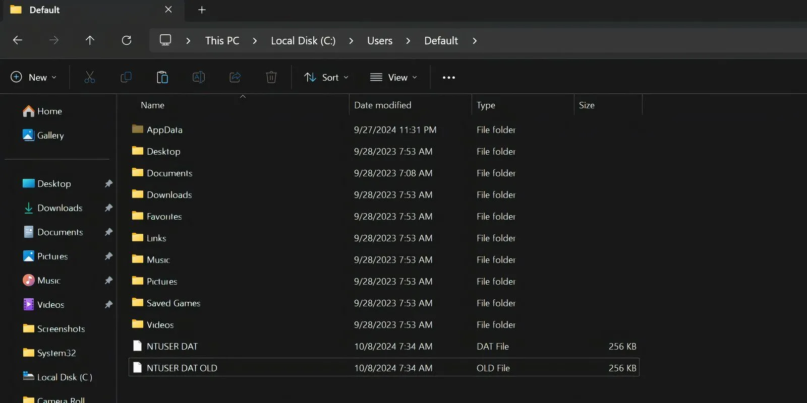 Cửa sổ File Explorer hiển thị vị trí thư mục Default chứa tệp NTUSER.DAT cần thay thế.