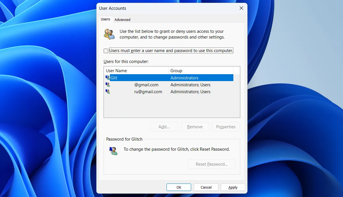 Cửa sổ User Accounts (netplwiz) trên Windows 11 hiển thị danh sách người dùng và tùy chọn đăng nhập tự động