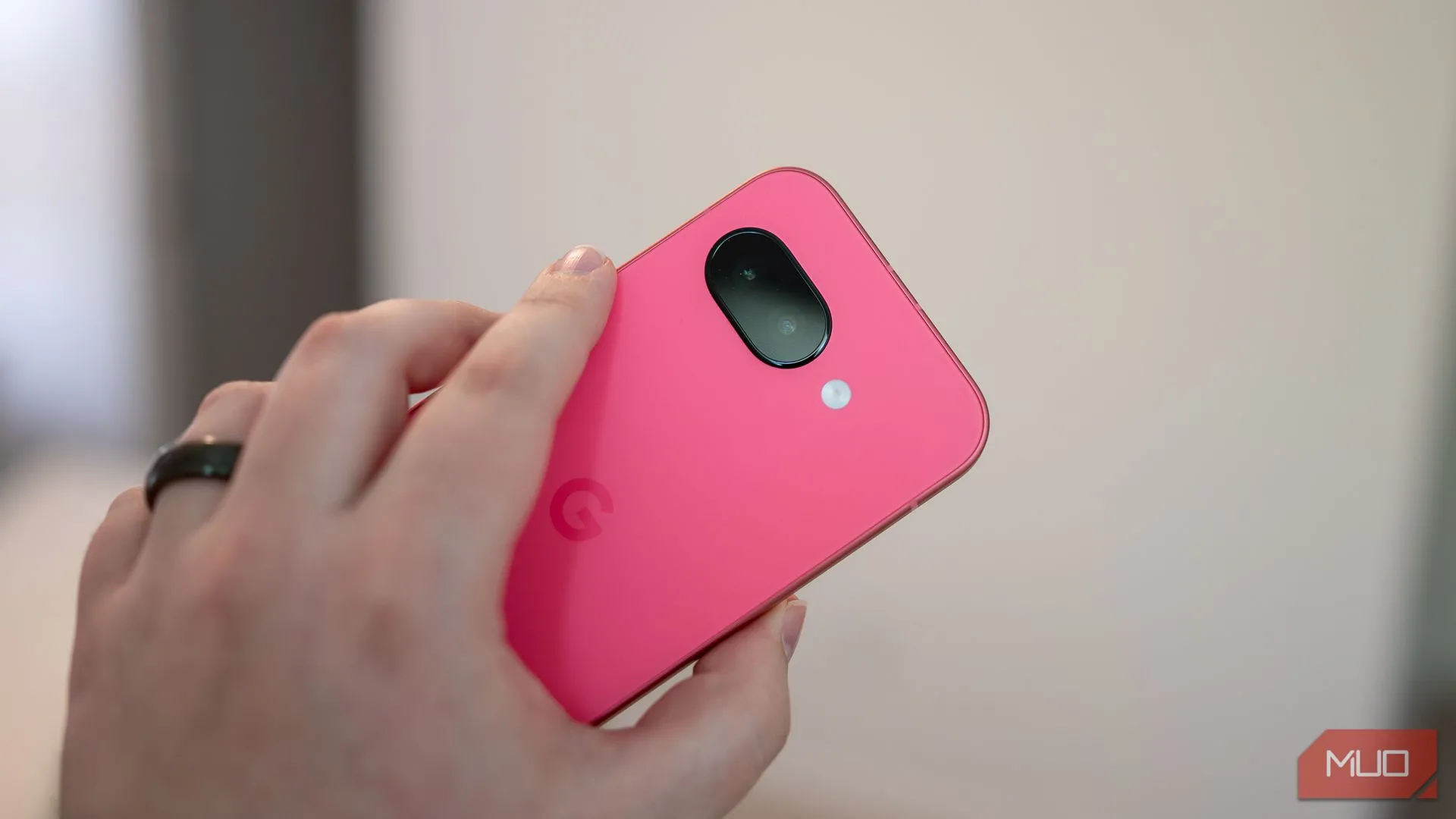 Cụm camera kép ở mặt lưng Google Pixel 9a, nổi bật khả năng chụp ảnh AI