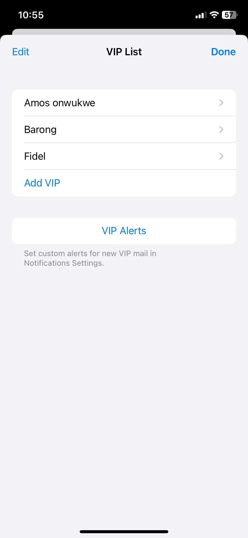 Danh sách các liên hệ VIP được đánh dấu trong ứng dụng Apple Mail trên iPhone