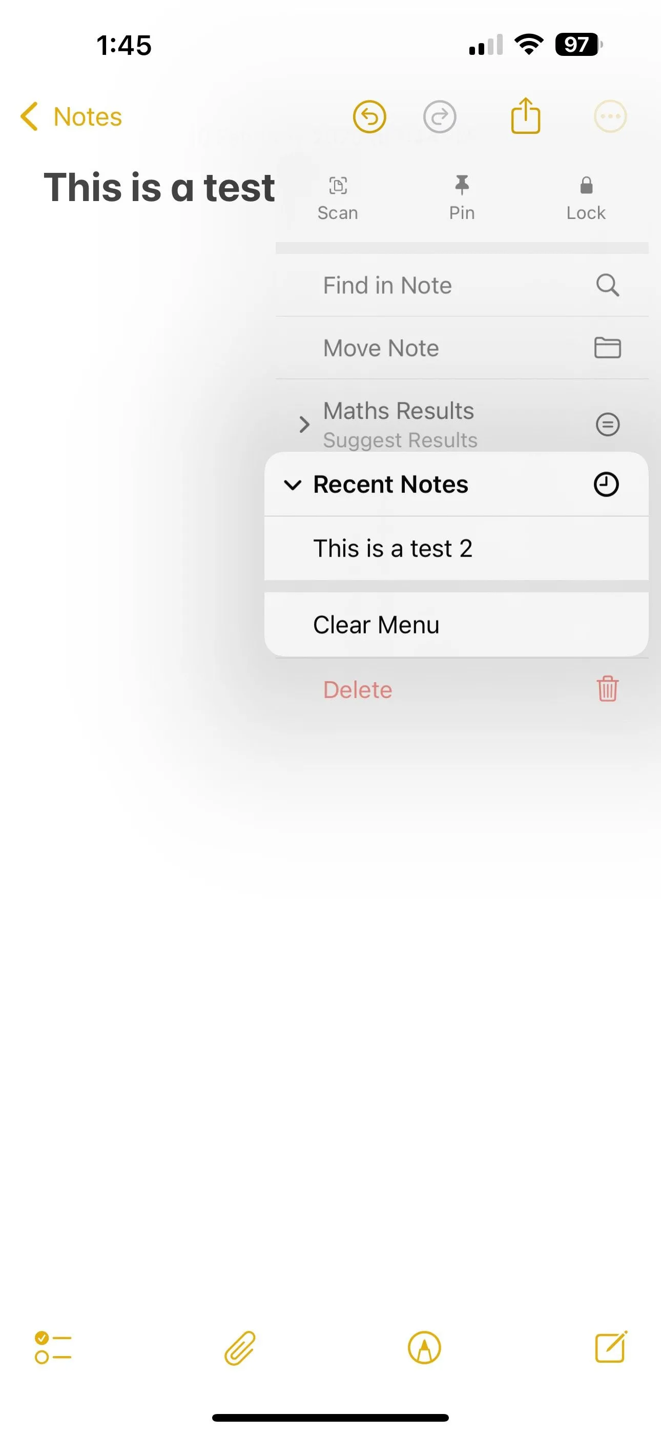 Danh sách ghi chú gần đây trong ứng dụng Ghi chú iOS 18 hiển thị tùy chọn Xóa Menu.