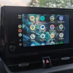 Danh sách ứng dụng được hỗ trợ trên Android Auto hiển thị trên màn hình xe hơi.