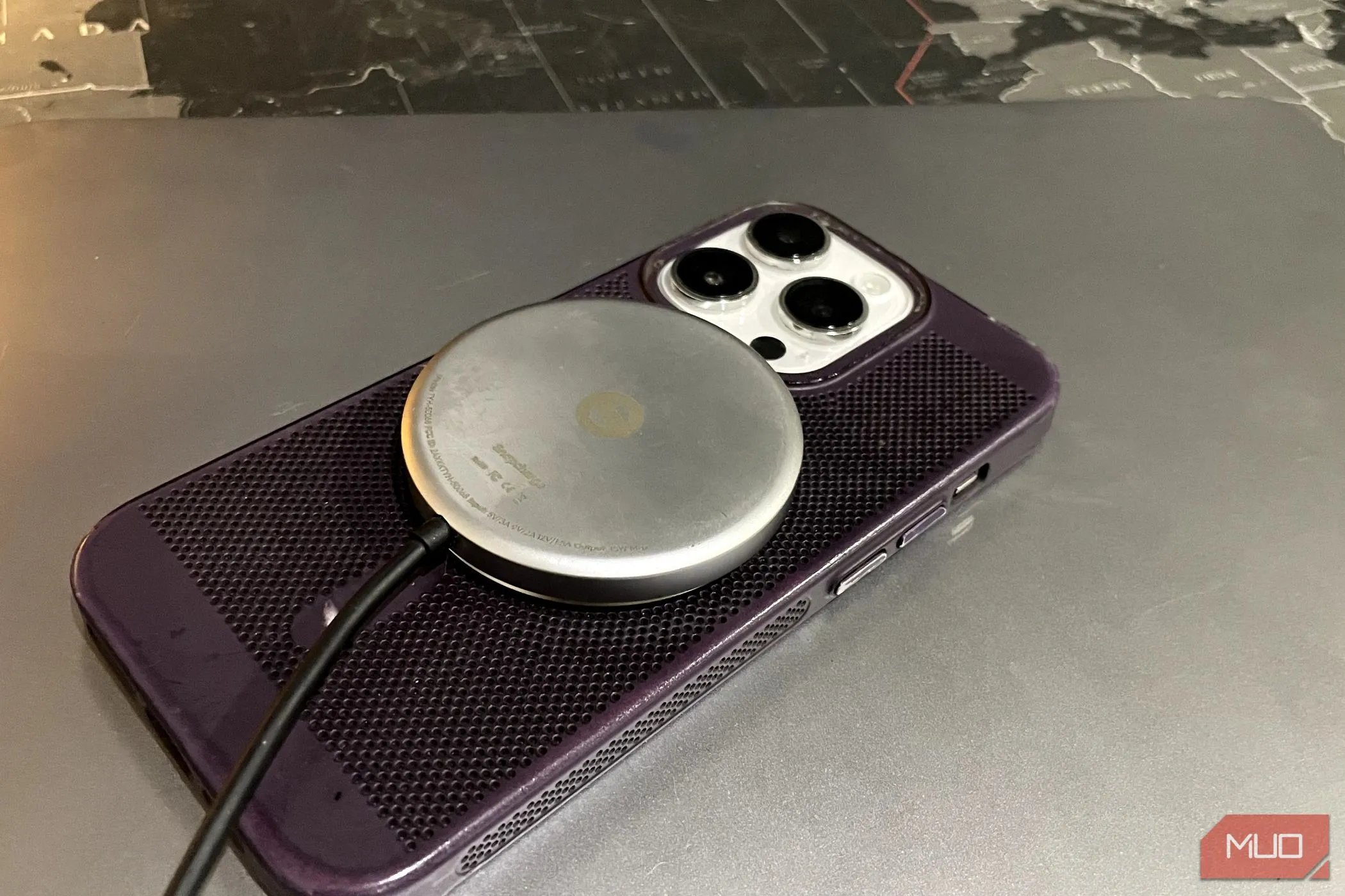 Đặt iPhone lên đế sạc không dây đang sạc pin